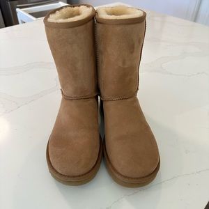 NEW chestnut short uggs 9